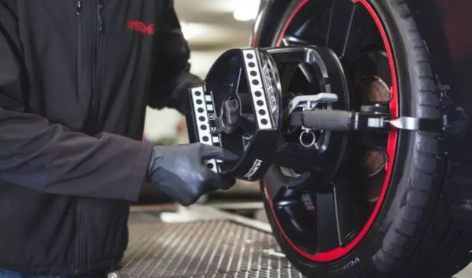 How Doеs Profеssional Whееl Alignmеnt Improvе Driving Expеriеncе