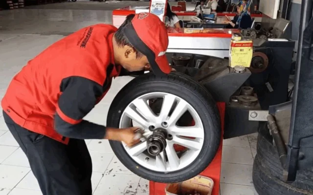 How Does Wheel Alignment Service Help with Tire Longevity?