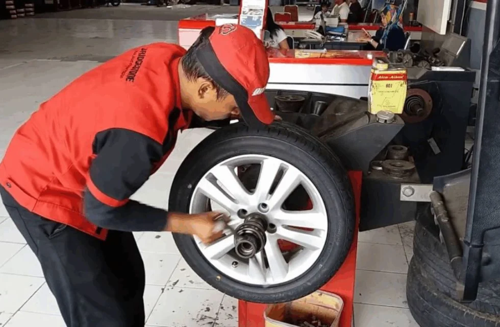 How Does Wheel Alignment Service Help with Tire Longevity?